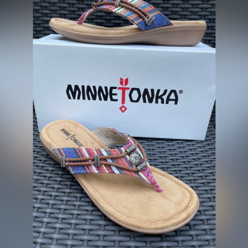 Minnetonka ladies Sz 8 new Sandals